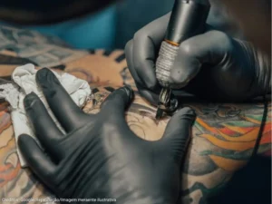 CFM proíbe uso de anestesia para tatuagens e restringe procedimentos a indicação médica
