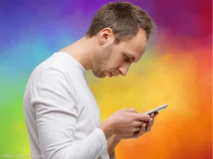 Síndrome do pescoço de texto: como o celular está destruindo sua coluna