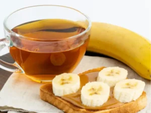 Chá de banana: 8 benefícios incríveis para a sua saúde (e como preparar)